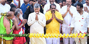 యర్రగొండపాలెం నియోజకవర్గం గంటవానిపల్లి సమీపంలో వెలిగొండ ఫీడర్ కెనాల్ వద్ద ముఖ్యమంత్రి చంద్రబాబు గారు కృష్ణాజలాలకు జలహారతి ఇచ్చారు.