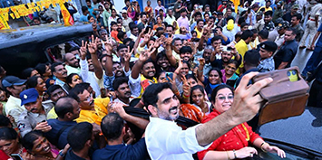 విజయనగరం విద్య, ఐటీ శాఖల మంత్రి నారా లోకేష్‌కు స్థానిక ఎమ్మెల్యే అదితి గజపతిరాజు ఆధ్వర్యంలో వేలాదిమంది కార్యకర్తలు, అభిమానుల స్వాగతం పలికారు.