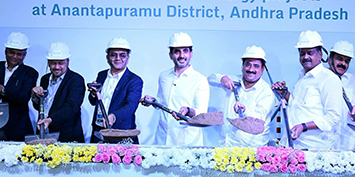 అనంతపురం జిల్లా రాయదుర్గం నియోజకవర్గం కణేకల్లు మండలం హులికెర గ్రామం వద్ద సుజ్లాన్ 1,325 మెగావాట్ల విండ్ ఎనర్జీ ప్రాజెక్టులకు విద్య, ఐటీ శాఖల మంత్రి నారా లోకేష్ మంగ‌ళ‌వారం శంకుస్థాపన చేశారు.