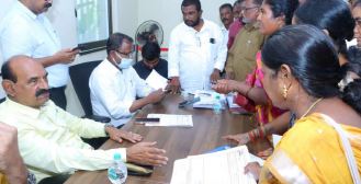 రూ.5 లక్షల అప్పుకు 3.5 ఎకరాలు కాజేసే యత్నం