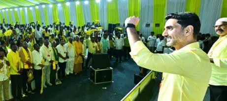 గొడ్డలి పార్టీ సొంతవాళ్లని చంపి మనపై నెడుతుంది