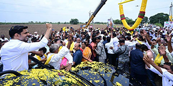 కాకానిలో మంత్రి లోకేష్ పర్యటనకు జనం బ్రహ్మరథం పట్టారు.