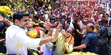 నరసరావుపేట పట్టణ వీధుల్లో యువనేత నారా లోకేష్ కు జనం బ్రహ్మరథం.
